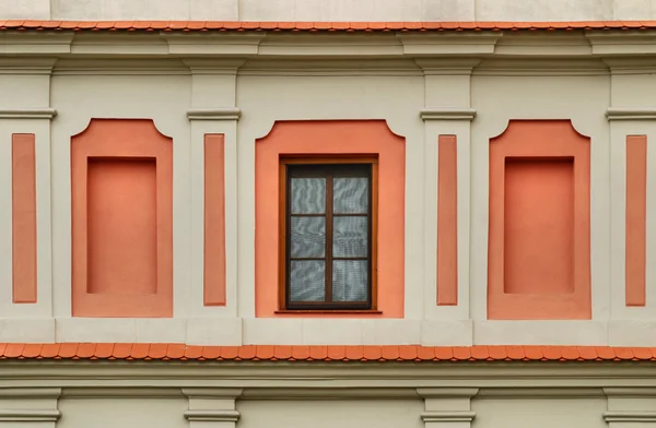 Okna w budynku średniowiecznego — Zdjęcie stockowe