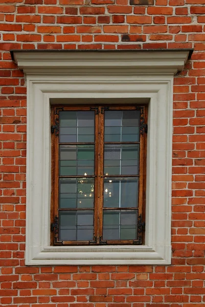 Окно средневекового здания — стоковое фото