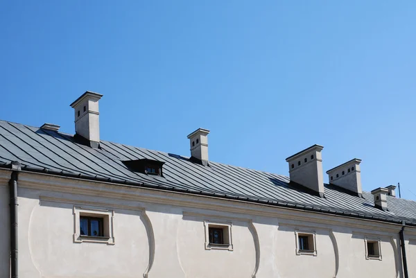 Крыша с дымоходом — стоковое фото