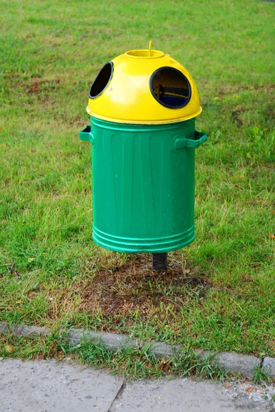 Green wheelie recycle bin — Stock Photo, Image