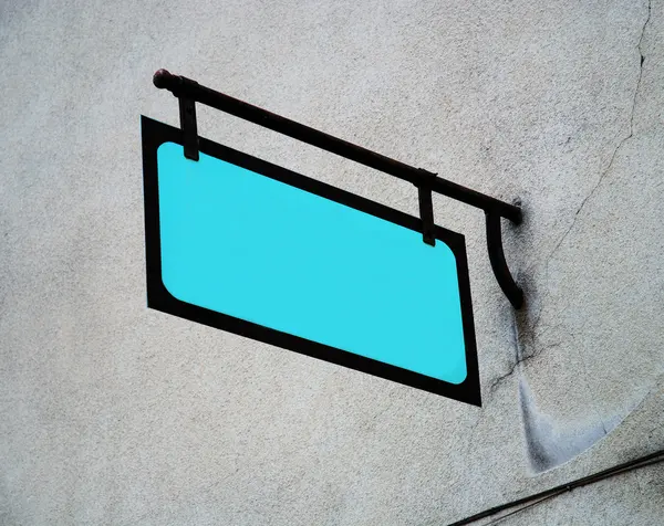 Assine pendurado em uma parede — Fotografia de Stock