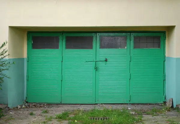 Oude houten garagedeur — Stockfoto