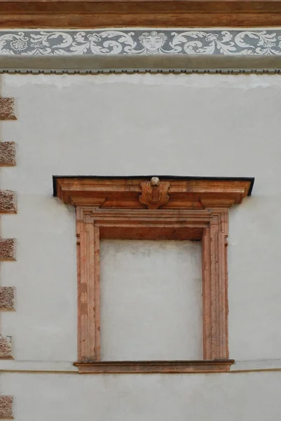Fenster eines mittelalterlichen Gebäudes — Stockfoto
