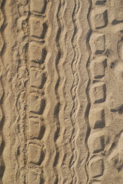 Trilhas de pneus na praia — Fotografia de Stock
