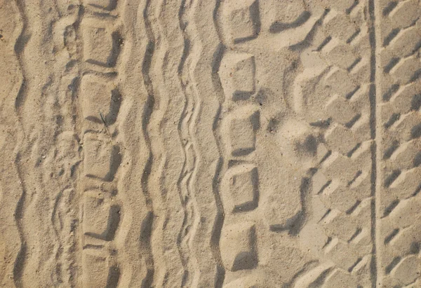 Stopy pneumatik na pláži — Stock fotografie