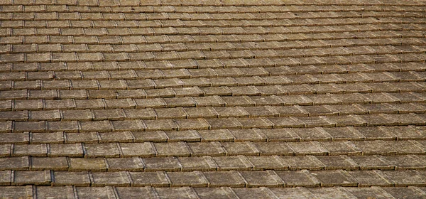 Ziegel auf dem Dach — Stockfoto