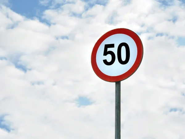 道路标志牌上写。限速 50 公里 — 图库照片