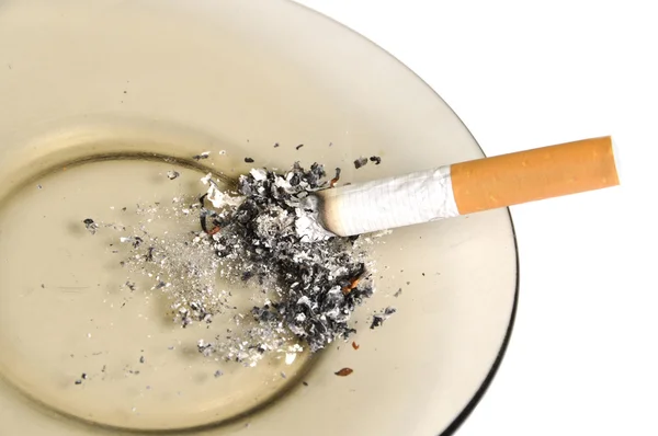 Sigaret op de asthray geïsoleerd — Stockfoto
