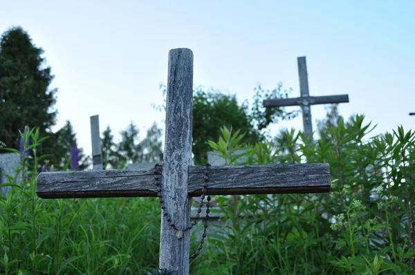 Cruz de madeira na sepultura — Fotografia de Stock