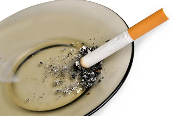 Сигарета на пепельнице изолирована — стоковое фото