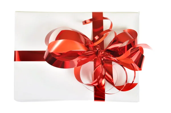 Izole kırmızı fiyonklu hediye paketi — Stok fotoğraf