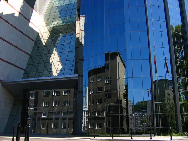 Edifício moderno com reflexões — Fotografia de Stock