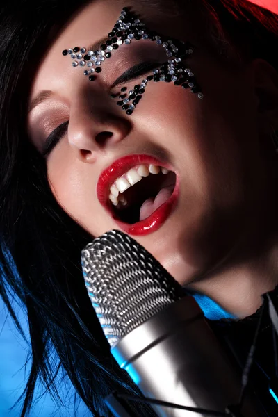 Zingende vrouw — Stockfoto