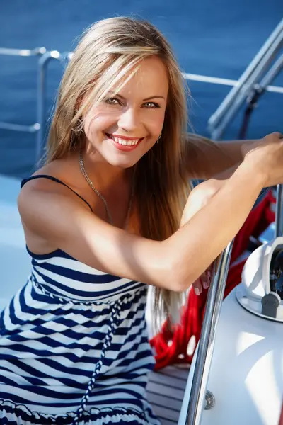 Meisje op een jacht — Stockfoto