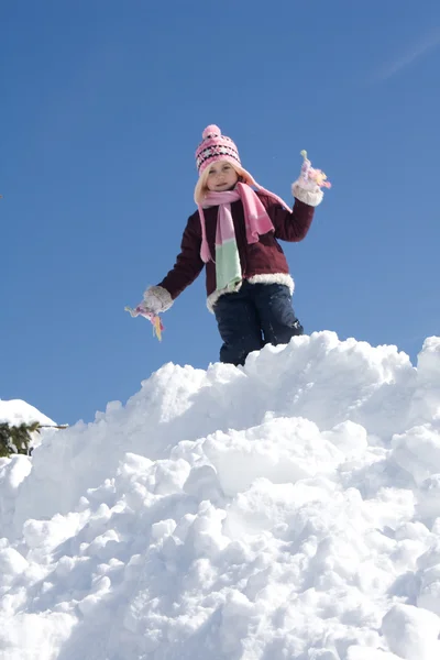 在雪地上玩耍的小女孩 — 图库照片