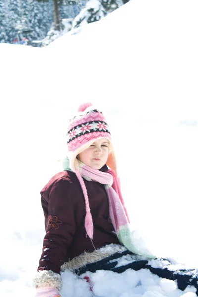 Kleines Mädchen spielt auf dem Schnee — Stockfoto