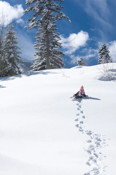 Маленька дівчинка грає на снігу — стокове фото