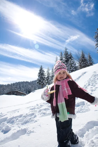 Menina brincando na neve — Fotografia de Stock