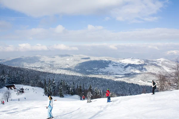 Skiër met behulp van de skilift — Stockfoto
