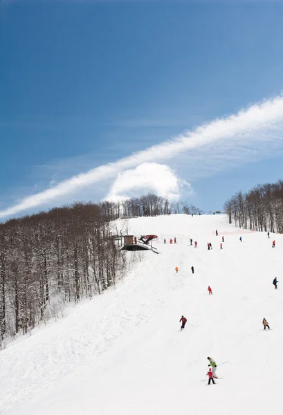 Lyžař pomocí lyžařského vleku — Stock fotografie