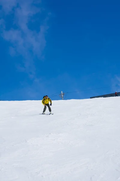 使用 skilift 的滑雪者 — 图库照片