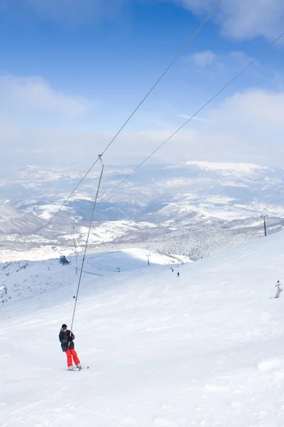Skieur utilisant le téléski — Photo