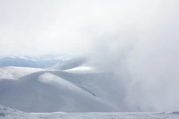 Dağlar ve kar — Stok fotoğraf