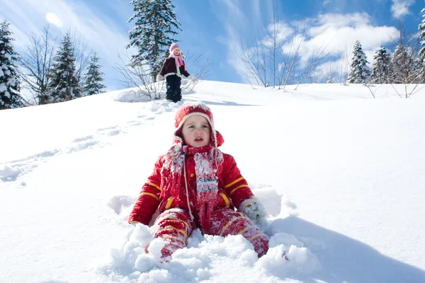 Liten flicka som leker i snön Stockfoto