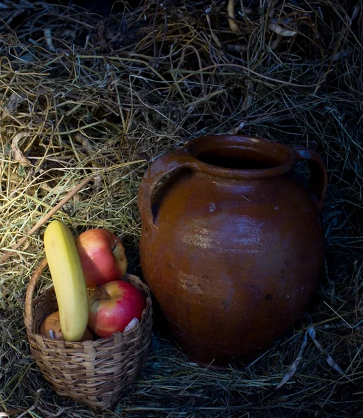 Яблоки и бананы в Pannier — стоковое фото
