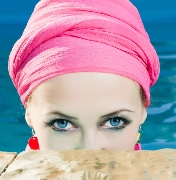 Piękna kobieta o niebieskich oczach w basenie — Zdjęcie stockowe
