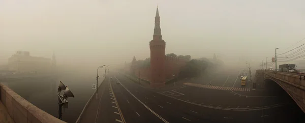 Smog in Moscow, Russia. Panorama of Kremlin. Moscow-River and Bridge. — Stock Photo, Image