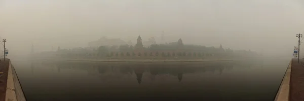 Smog in Moscow, Russia. Panorama of Kremlin. Moscow-River. — Stock Photo, Image