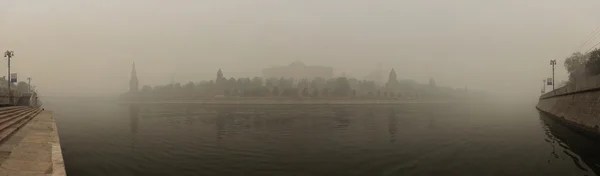 Smog in Moscow, Russia. Panorama of Kremlin. Moscow-River. — Stock Photo, Image