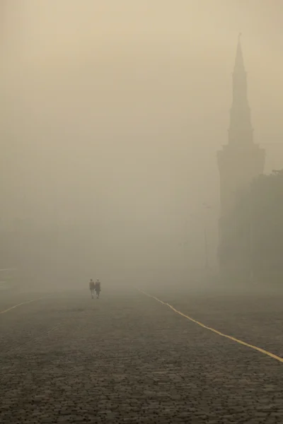 Smog in Moscow, Russia. Kremlin. Red Square. — Stock Photo, Image