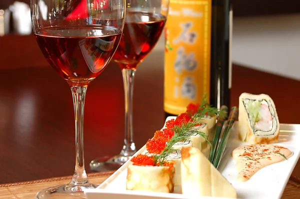 Sushi och rött vin — Stockfoto