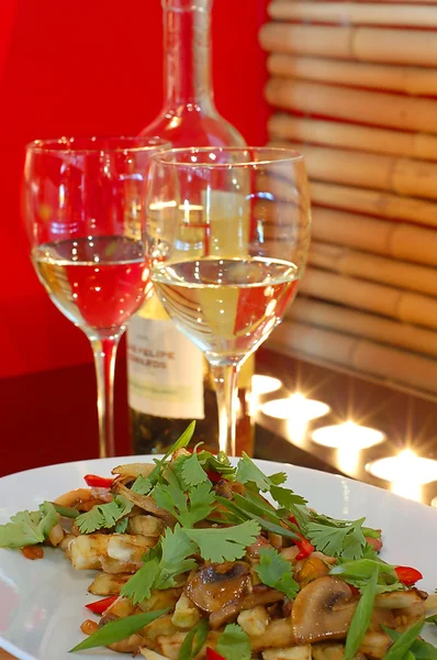 Weißwein mit Salat — Stockfoto