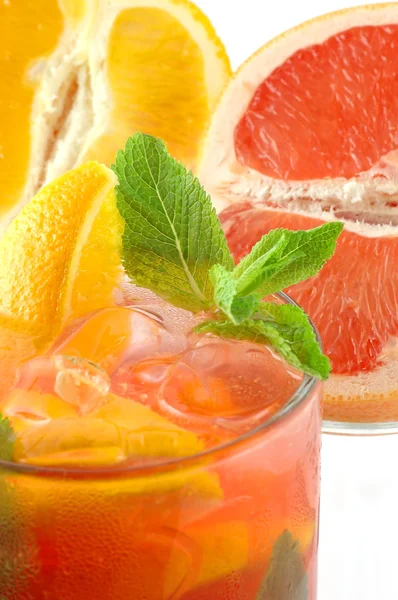 Cóctel fresco con naranja y menta — Foto de Stock