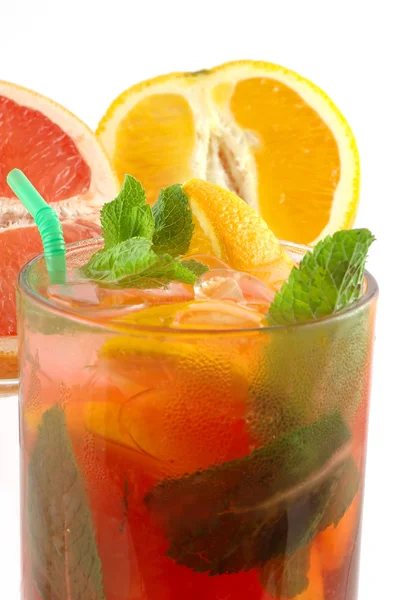 Färska cocktail med en apelsin och mynta — Stockfoto