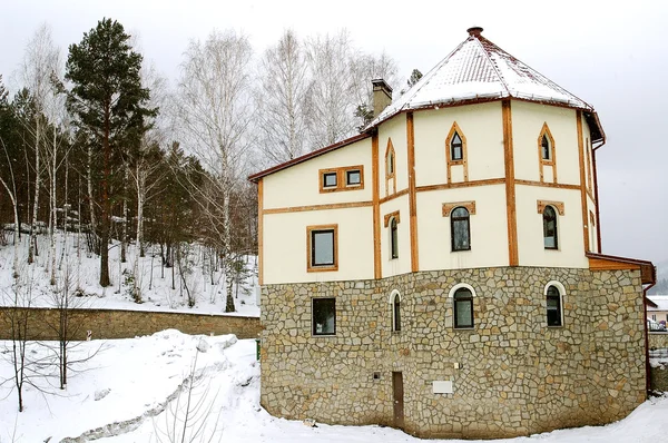 Kamienny dom w górach — Zdjęcie stockowe