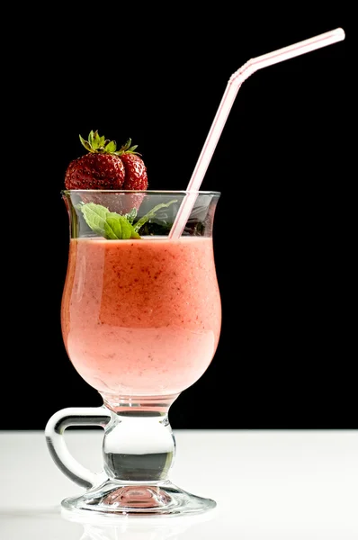 Smoothie med färska jordgubbar — Stockfoto