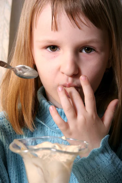 소녀-아이스크림을 먹으십시오 — 스톡 사진