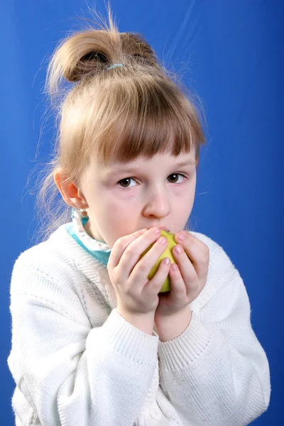 Dívka jíst jablko — Stock fotografie