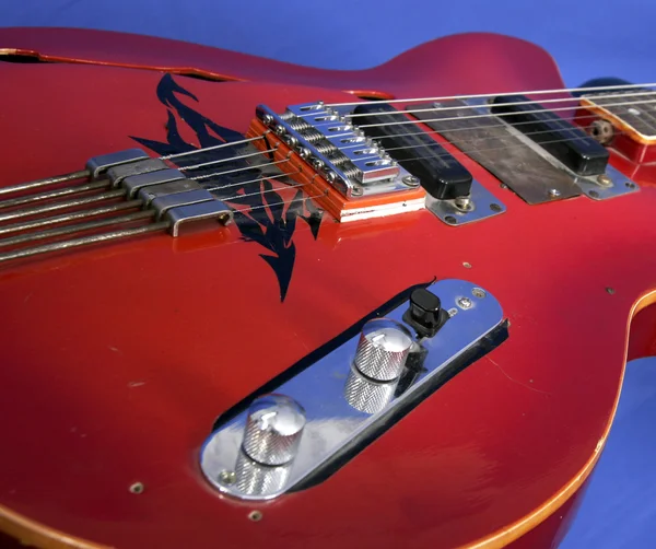 Červená kytara — Stock fotografie