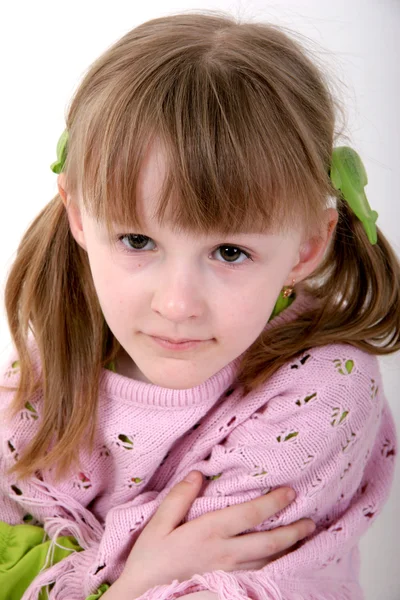 Malá holčička v růžové pončo — Stock fotografie