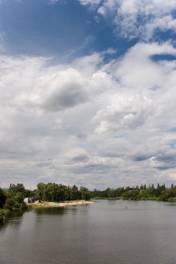 bulutların altında Nehri