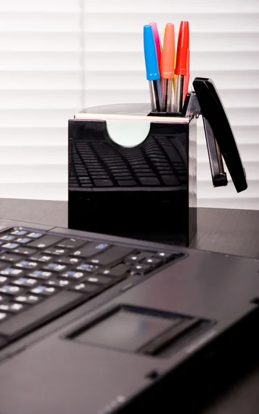 Penne per ufficio e laptop — Foto Stock