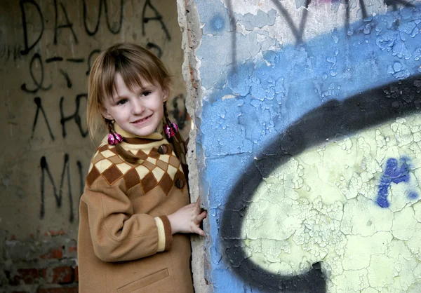 Κορίτσι σε ερείπια — Φωτογραφία Αρχείου