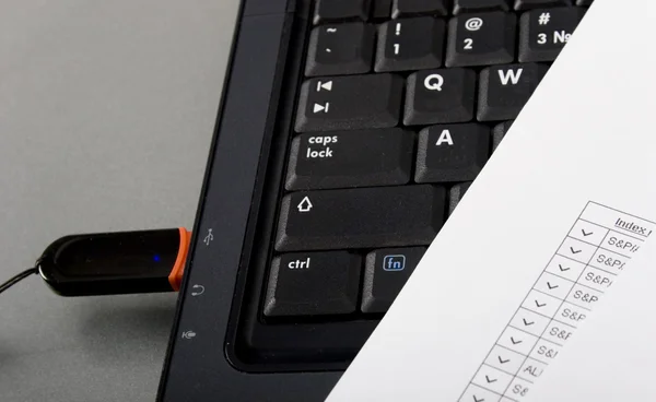 USB-flashstation in laptop — Stockfoto