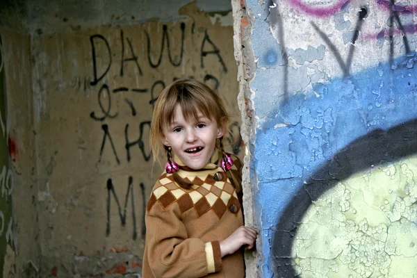 Κορίτσι σε ερείπια — Φωτογραφία Αρχείου