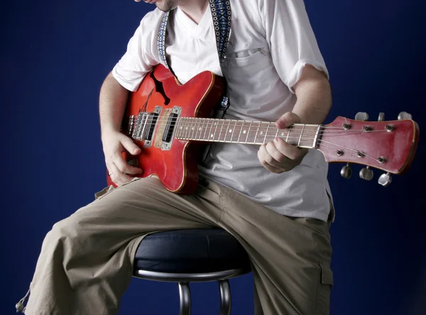 Gitarzysta w studio — Zdjęcie stockowe